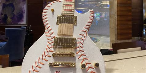 Pete Rose places first bet, smashes guitar at Hard Rock.